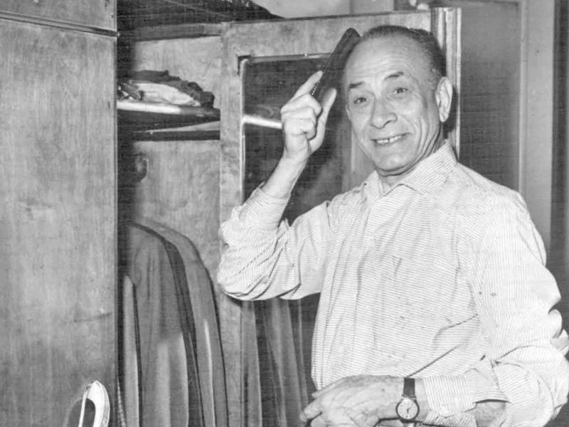 طليمات أثناء التجهيز لأحد أدواره المسرحية