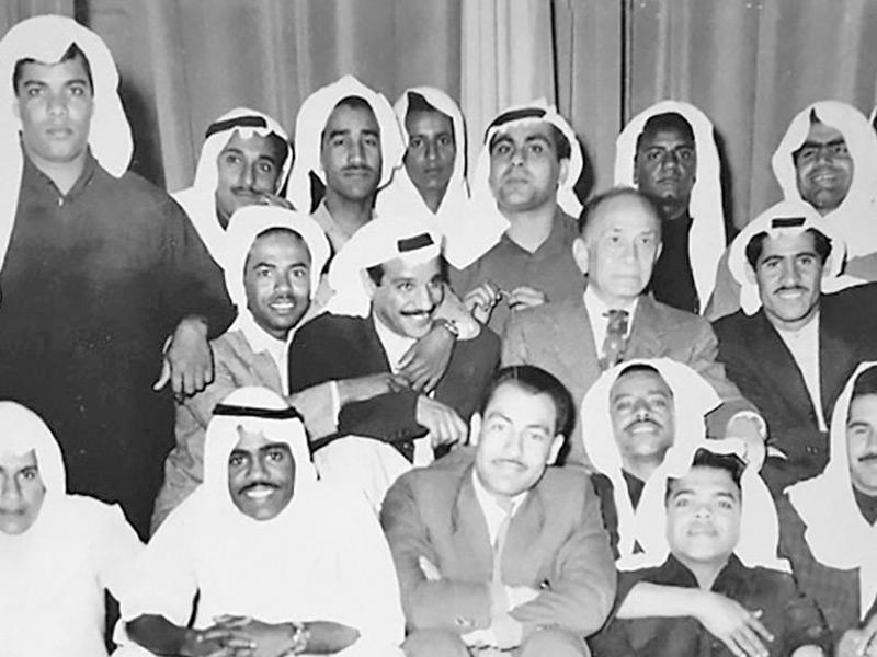 وسط مجموعة من نجوم الكويت بينهم عبدالحسين عبدالرضا