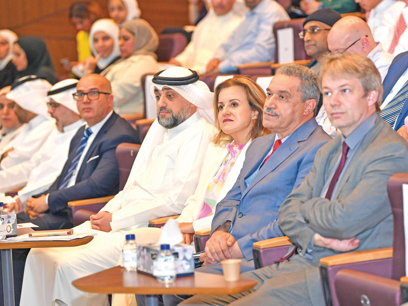 السفراء وممثلو الخارجية والحضور في فعالية كلية الآداب