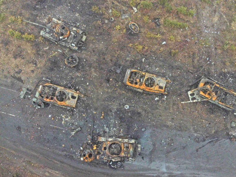 صورة جوية لآليات روسية مدمّرة في كييف (أ ف ب)