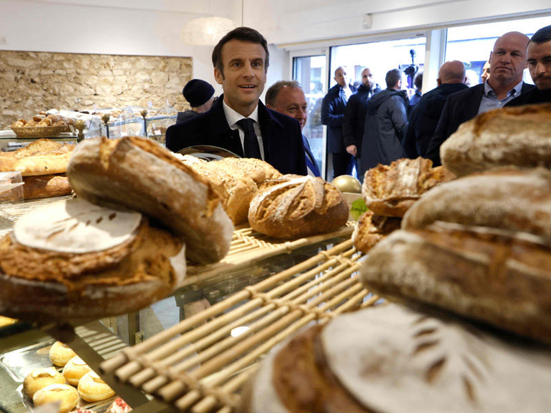ماكرون يزور مخبزاً في فورا أمس الأول (أ ف ب)
