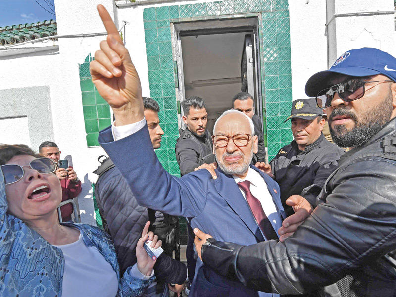 الرئيس التونسي قيس سعيد محاطاً بأنصاره ومحاميه