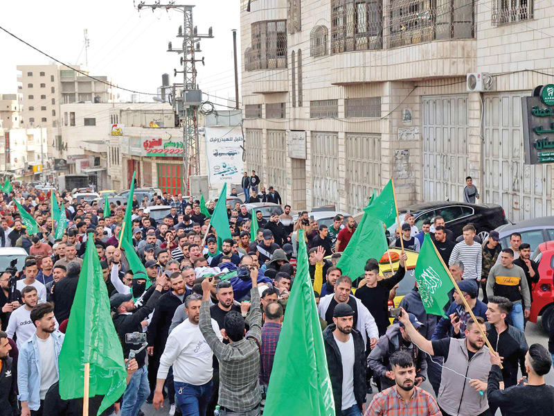 جانب من تشييع أحد القتلى في الخليل أمس (أ ف ب)