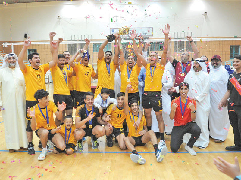 لاعبو القادسية يحتفلون بالكأس