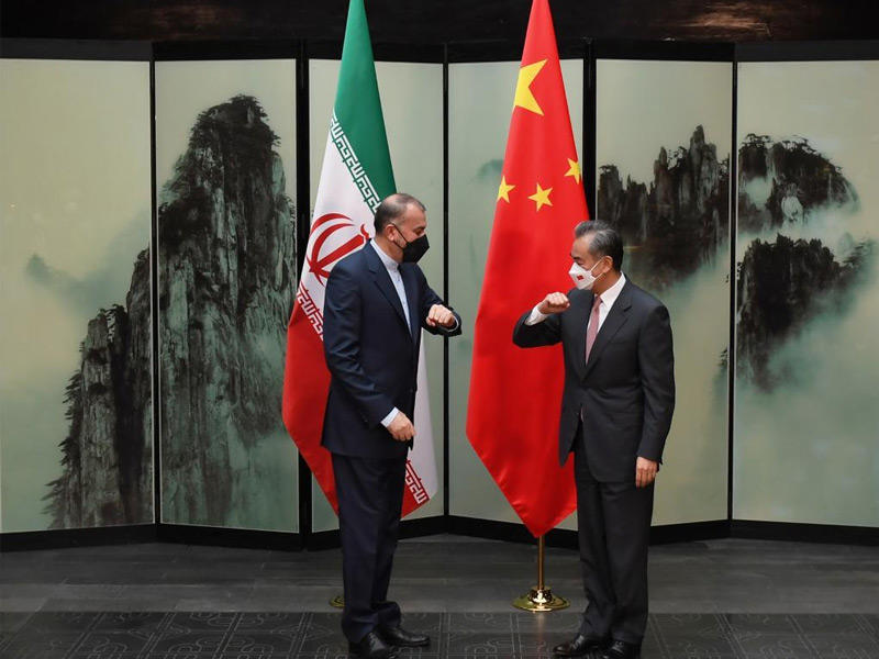وزير الخارجية الإيراني حسين أمير عبد اللهيان مع نظيره الصيني وانغ يي