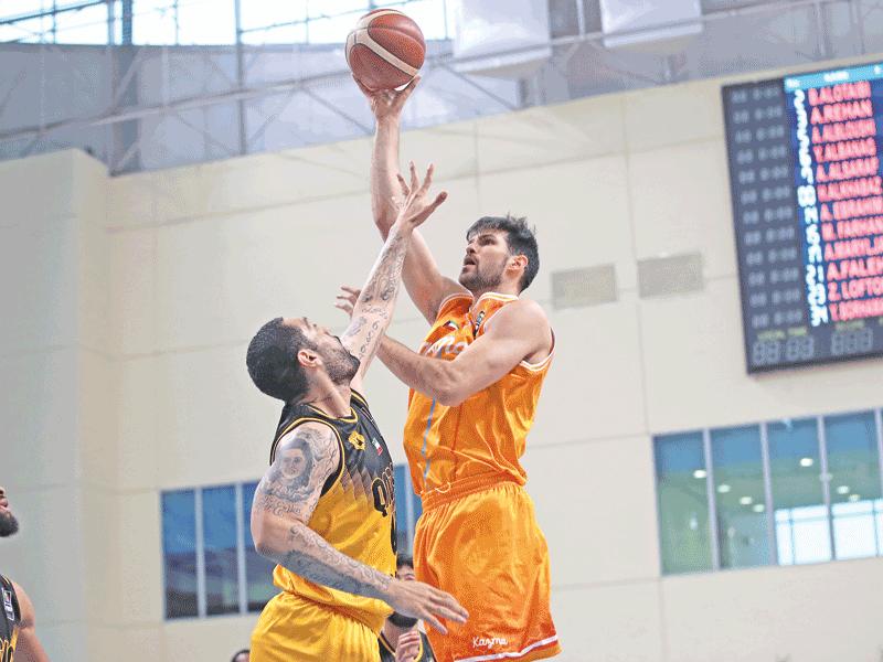 محاولة تصويب في لقاء سابق بين القادسية وكاظمة