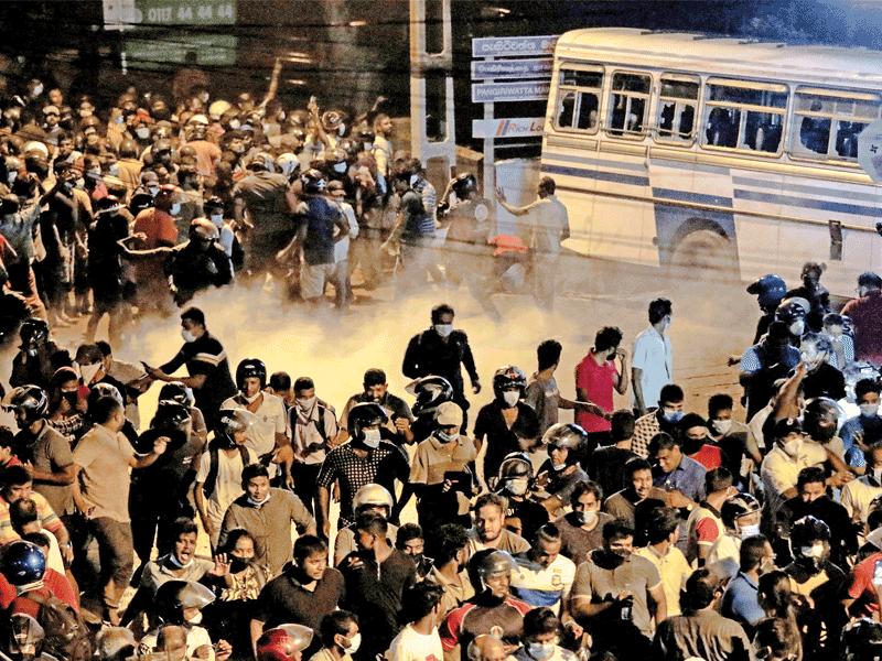 متظاهرون يحتجون قرب مقر الرئيس في كولومبو قبل أيام  (رويترز)