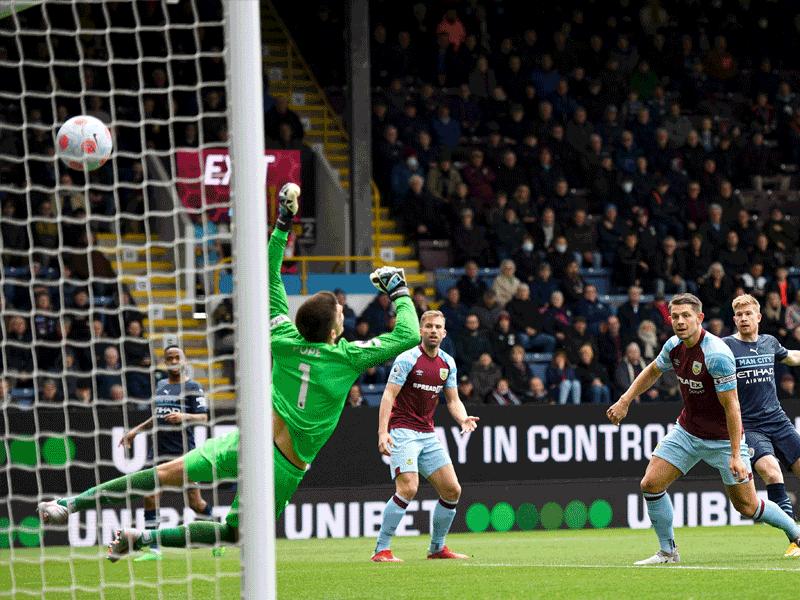 دي بروين نجم مانشستر سيتي يحرز هدفه في مرمى بيرنلي