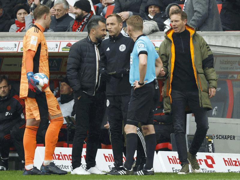 حكم المباراة والحكم الرابع في حوار بعد الحادثة الغريبة