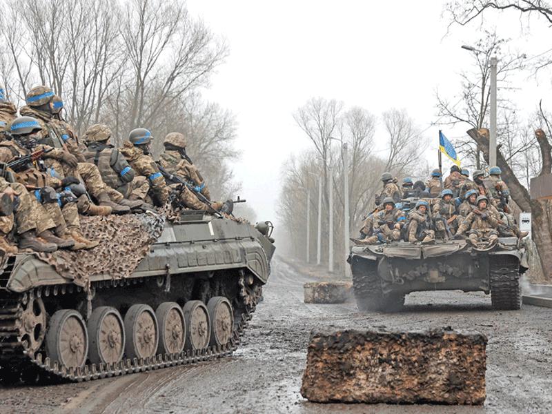  جنود أوكرانيون على متن دبابتين في منطقة شيرنيهيف (رويترز)