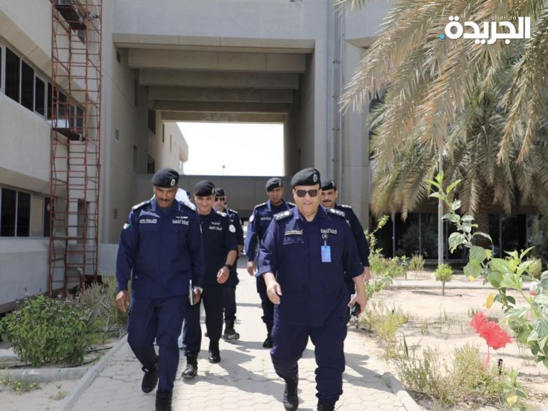 البرجس متفقداً القاعدة البحرية 