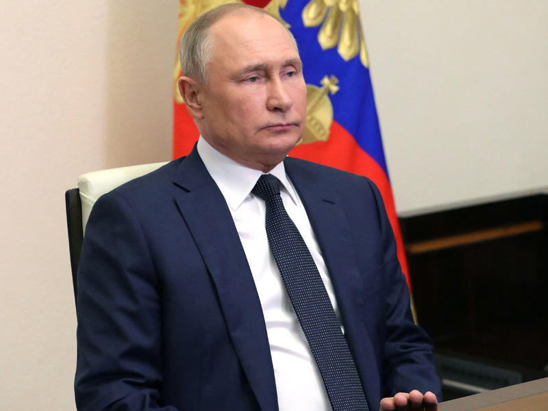  بوتين خلال لقاء عبر الفيديو مع عدد من المسؤولين الحكوميين في الكرملين (رويترز)