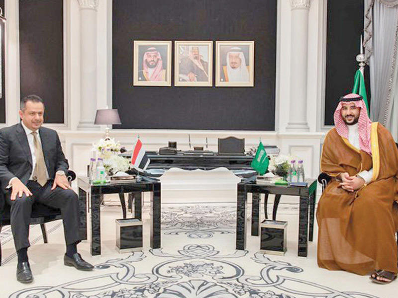 نائب وزير الدفاع السعودي الأمير خالد بن سلمان مستقبلا رئيس مجلس الوزراء اليمني معين عبدالملك