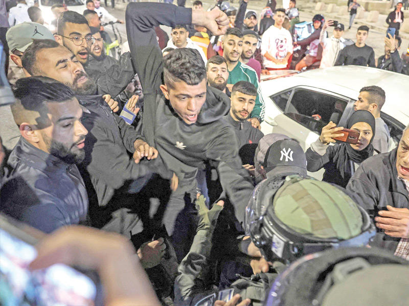 مواجهات مع حرس الحدود الإسرائيلي بالقدس القديمة أمس الأول (أ ف ب)