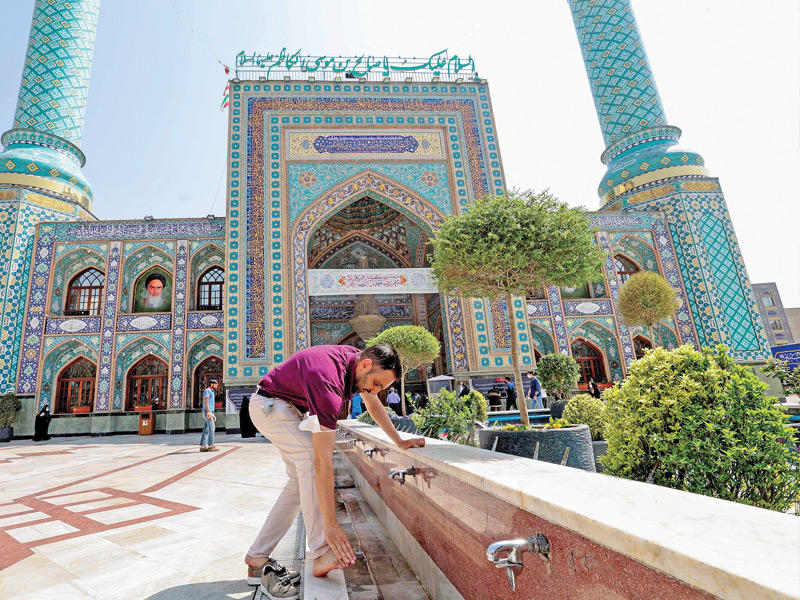 إيراني على مدخل مسجد إمام زاده صالح شمال طهران (أ ف ب)