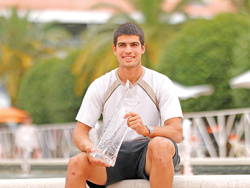 الكاراس يحمل كأس بطولة ميامي