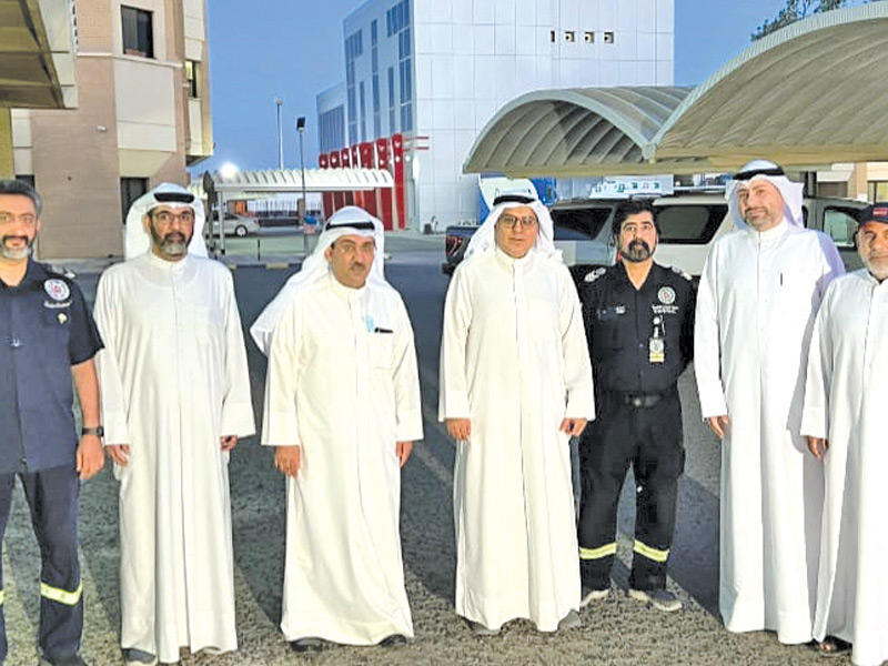 السعيد ورضا والجلاهمة مع عدد من فنيي الطوارئ الطبية