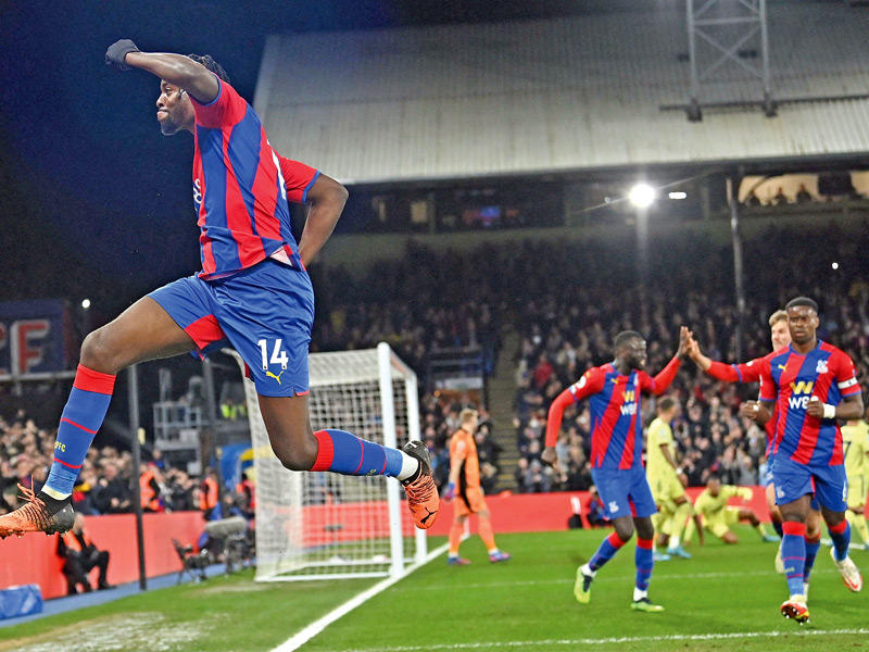 ماتيتا لاعب كريستال بالاس يحتفل بهدفه