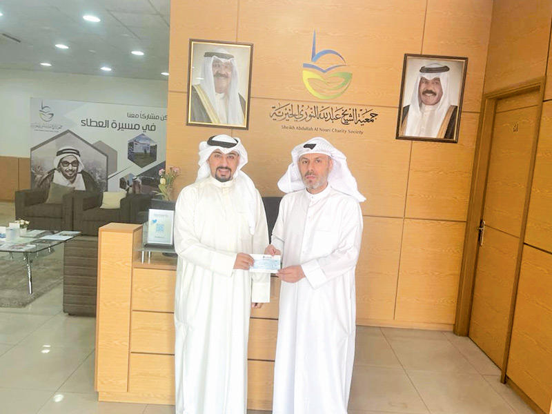 «منازل» تسلم التبرع لممثل الجمعية