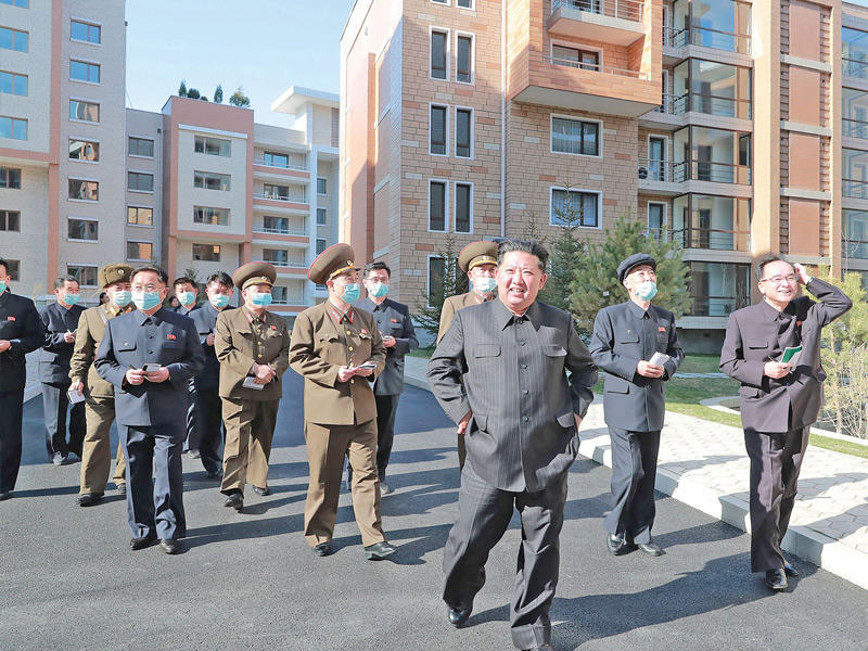 كيم يتفقد منطقة سكنية على طول ضفة نهر جانجانغ يوم الأحد (أ ف ب)