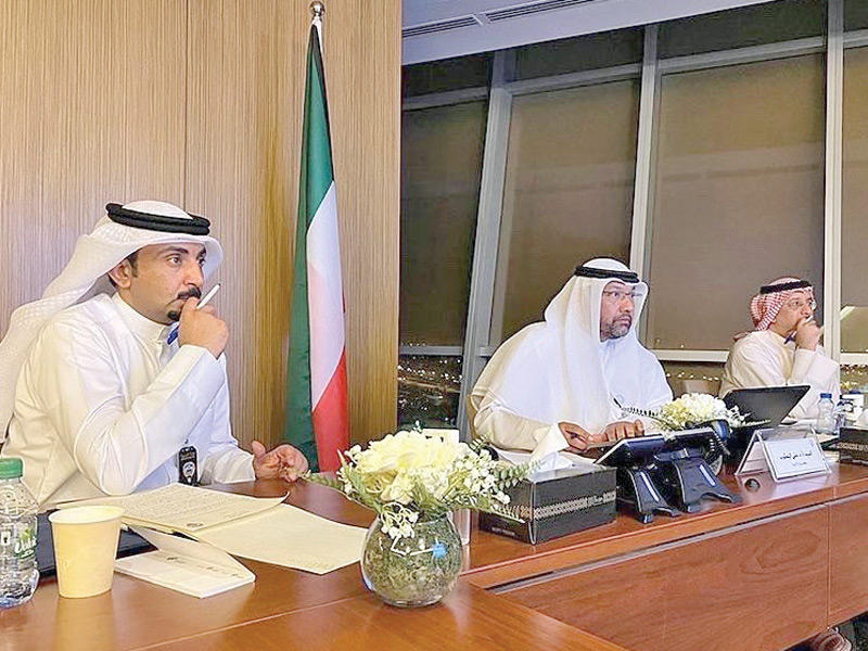 وكــيــــل وزارة التربيــــة د. علي اليعقوب والمدير العام لمنطقة الجهراء التعليمية حمد السعيد خلال مشاركتهما في الملتقى الأول للقراءة 