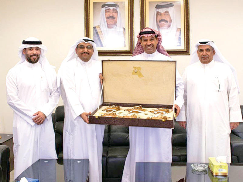 عميد شؤون الطلبة بجامعة الكويت د. سلمان العنزي مكرما المدير العام للهيئة العامة للرياضة د. حمود فليطح