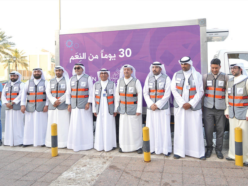  الرئيس التنفيذي للعلاقات والاتصالات بشركة زين الكويت وليد الخشتي، ونائب رئيس مجلس إدارة البنك الكويتي للطعام والإغاثة مشعل الأنصاري خلال تدشين المبادرة