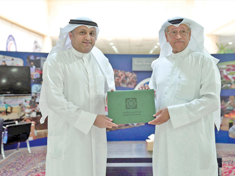 محمد الفارس وأنور الحساوي عقب توقيع الاتفاقية