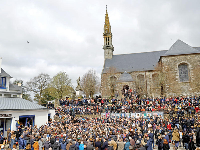 تجمع انتخابي لماكرون في سبيزي امس (رويترز)