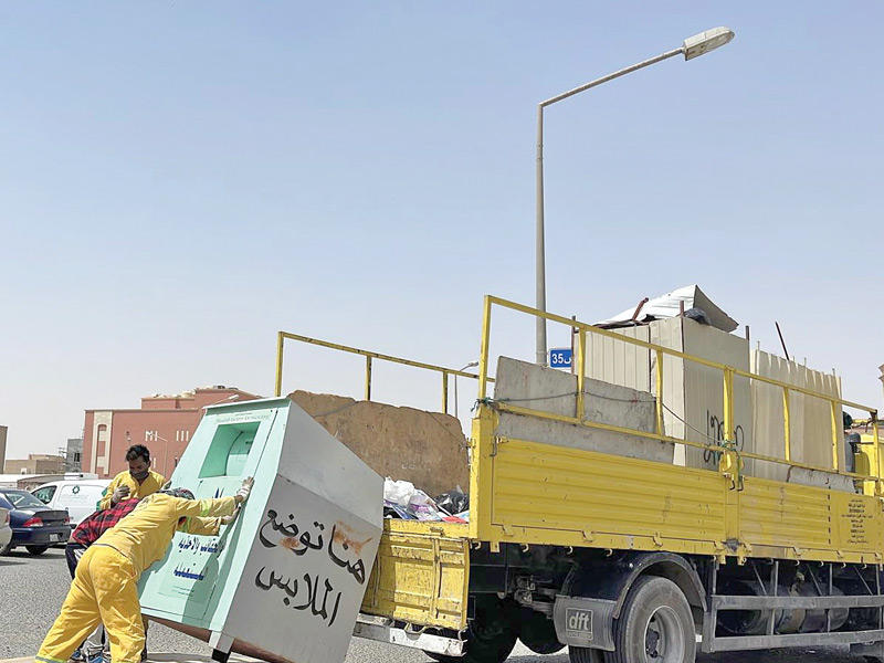 جانب من عملية إزالة «أكشاك» الجمع المخالفة