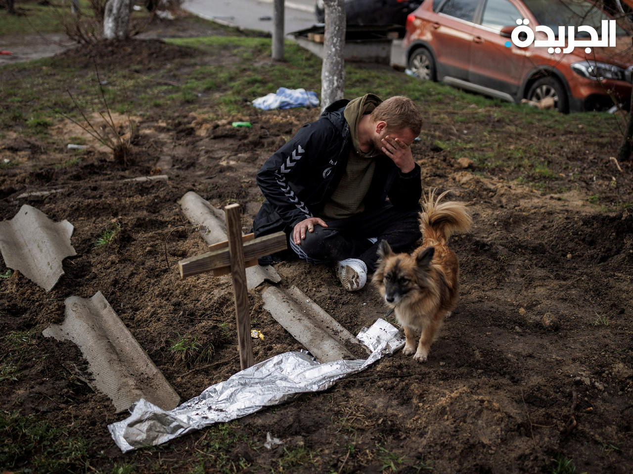 سيرهي لاهوفسكي، يبكي عند قبر صديقه الذي قُتل، في بوتشا