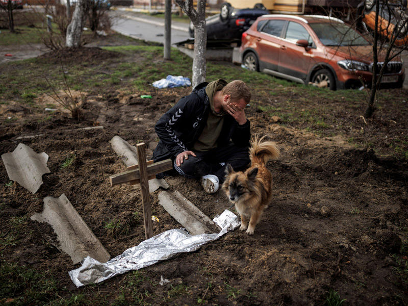أوكراني يبكي صديقه الذي راح ضحية أحد الهجمات الروسية
