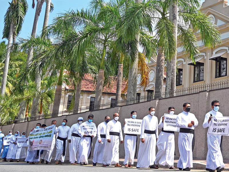 رهبان كاثوليك خلال احتجاجاً على الأوضاع الاقتصادية في كولمبو (أ ف ب)