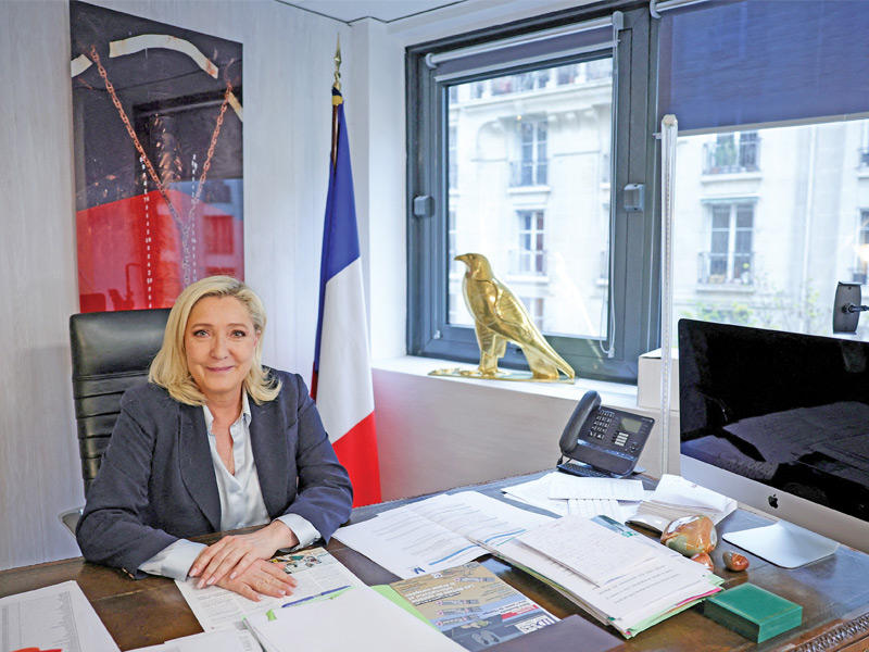 لوبن في مكتبها خلال مقابلة الشهر الماضي (رويترز)n