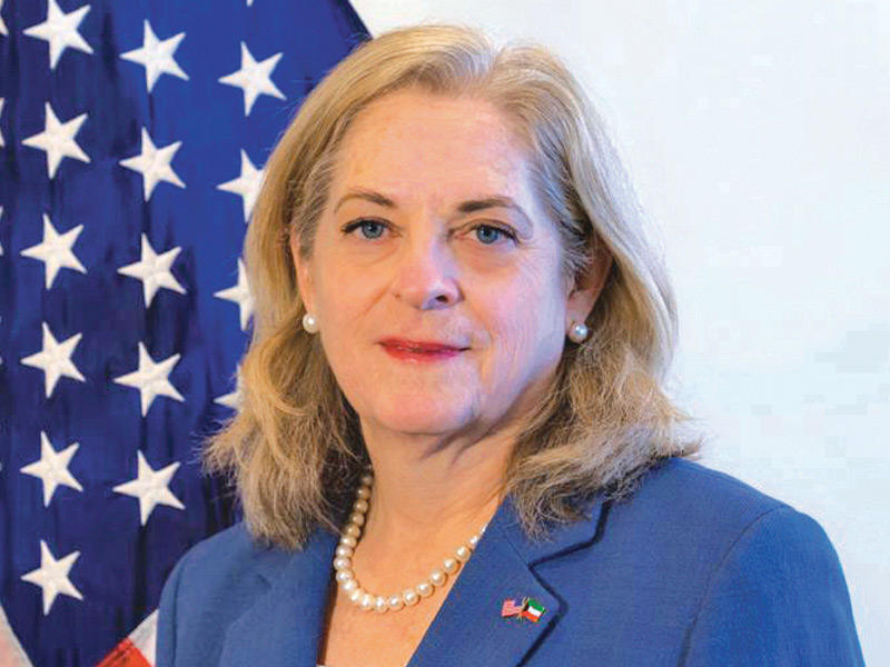السفيرة الأميركية لدى البلاد آلينا رومانوسكي 