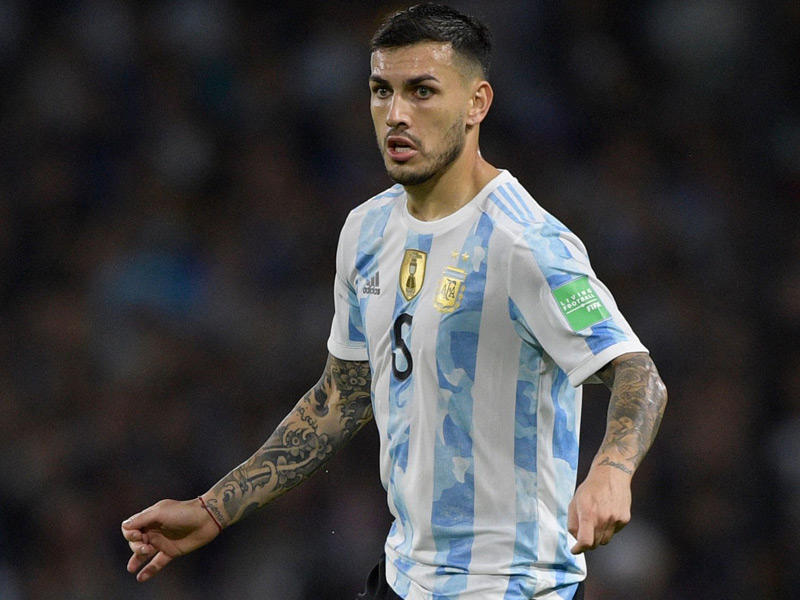 الأرجنتيني لياندرو باريديس لاعب وسط باريس سان جرمان الفرنسي