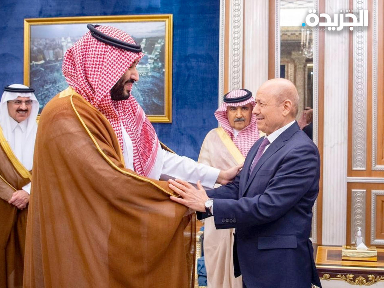 ولي العهد السعودي الأمير محمد بن سلمان خلال لقائه في الرياض رئيس مجلس القيادة الرئاسي اليمني رشاد العليمي