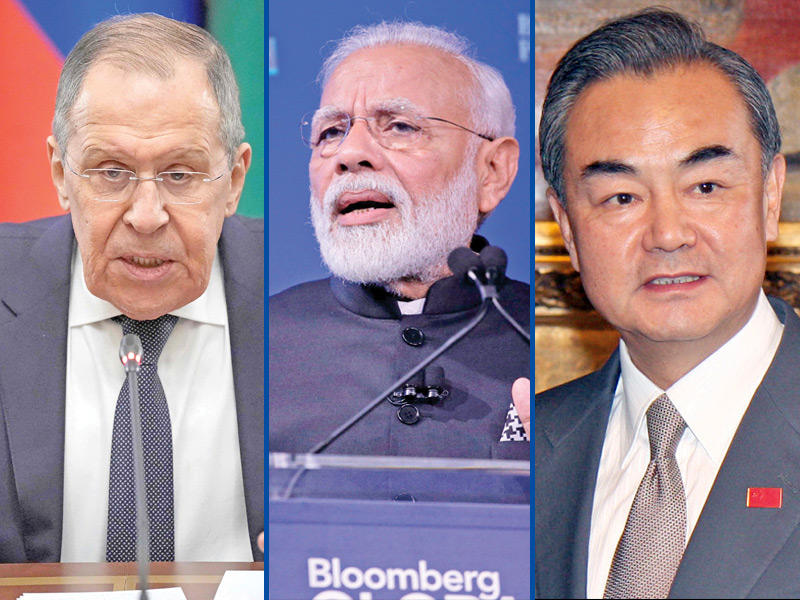 وزير الخارجية الصيني وانغ يي ورئيس الوزراء الهندي ناريندرا مودي ووزير الخارجية الروسي سيرغي لافروف