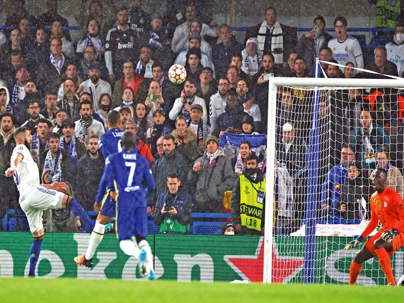 بنزيمة يحرز الهدف الثاني في مرمى تشلسي