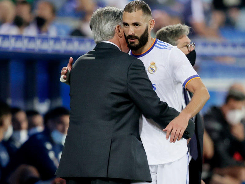 المدير الفني لريال مدريد كارلو أنشيلوتي ونجم وهداف الفريق كريم بنزيمة