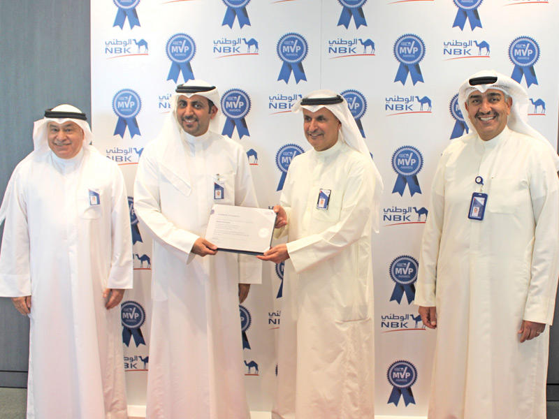 عصام الصقر وشيخة البحر وصلاح الفليج في لقطات جماعية مع الموظفين المتميزين