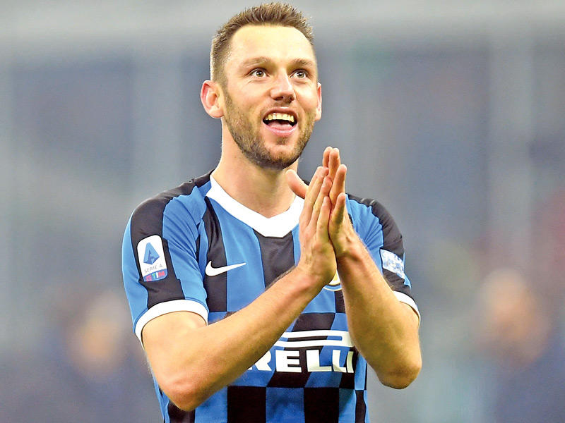 المدافع الدولي الهولندي ستيفان دي فري 