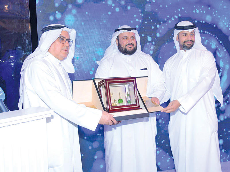 رئيس الجمعية الطبية د. إبراهيم الطوالة مكرماً وزير الصحة    (تصوير عوض التعمري)