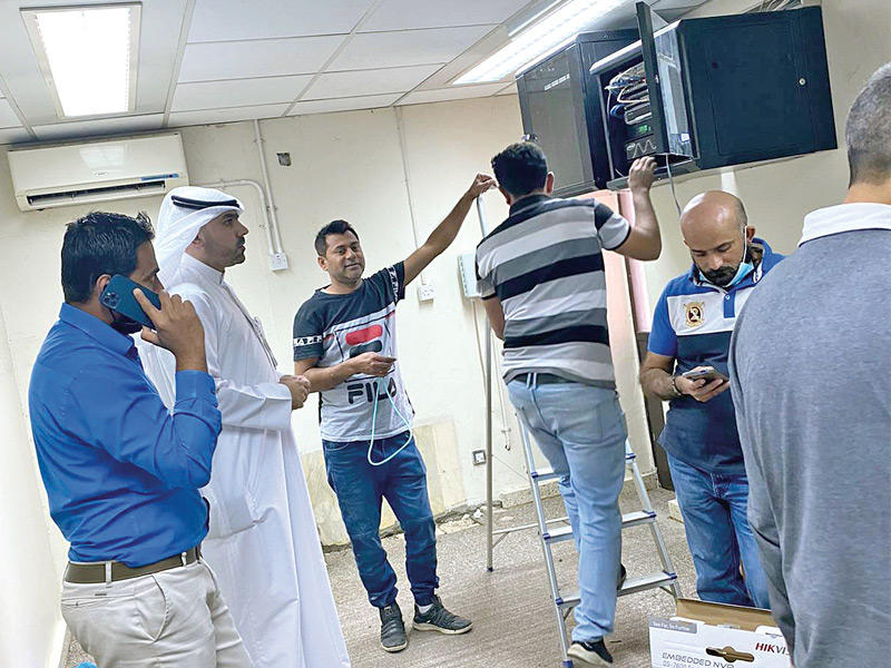 عمليات تركيب أجهزة البصمة في «الكهرباء» 