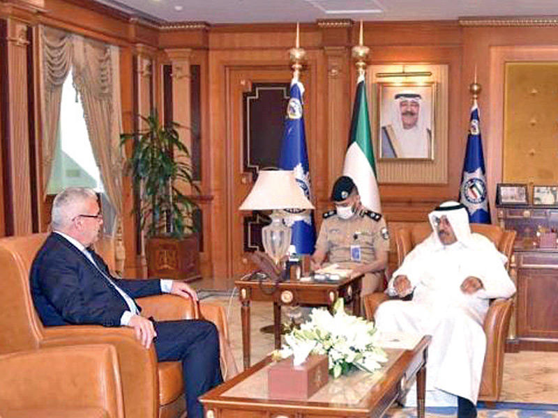 النائب الأول لرئيس مجلس الوزراء وزير الداخلية الشيخ أحمد النواف مستقبلاً السفير الفلسطيني