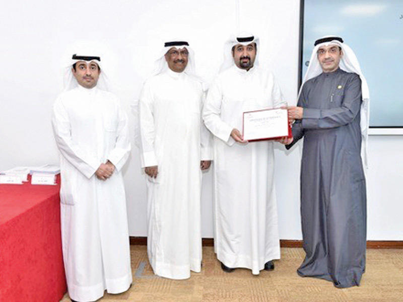 جانب من تكريم المشاركين بالورشة