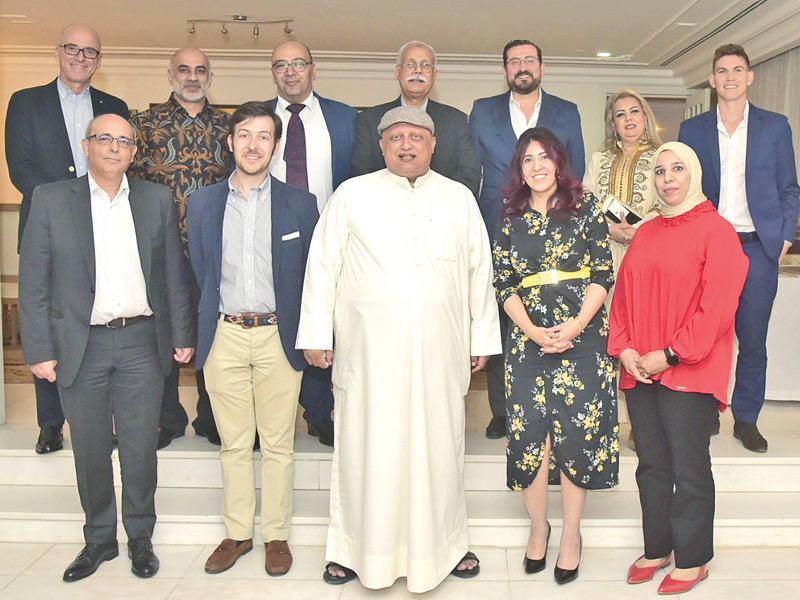 السفير الإسباني والصحافيون ومسؤولو السفارة بعد الغبقة