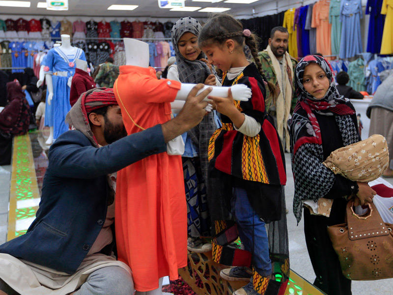 احد البائعين مداعباً طفلة