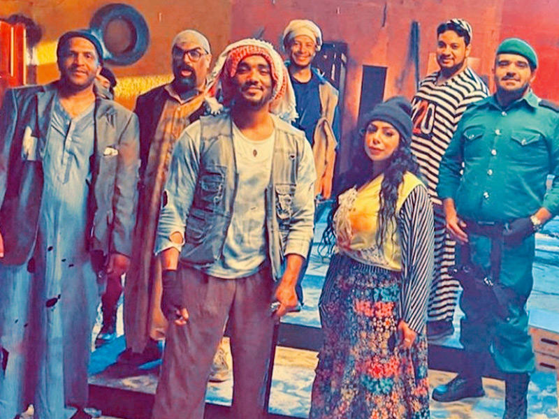 البلوشي والمانع وفريق المسرحية خلال البروفات