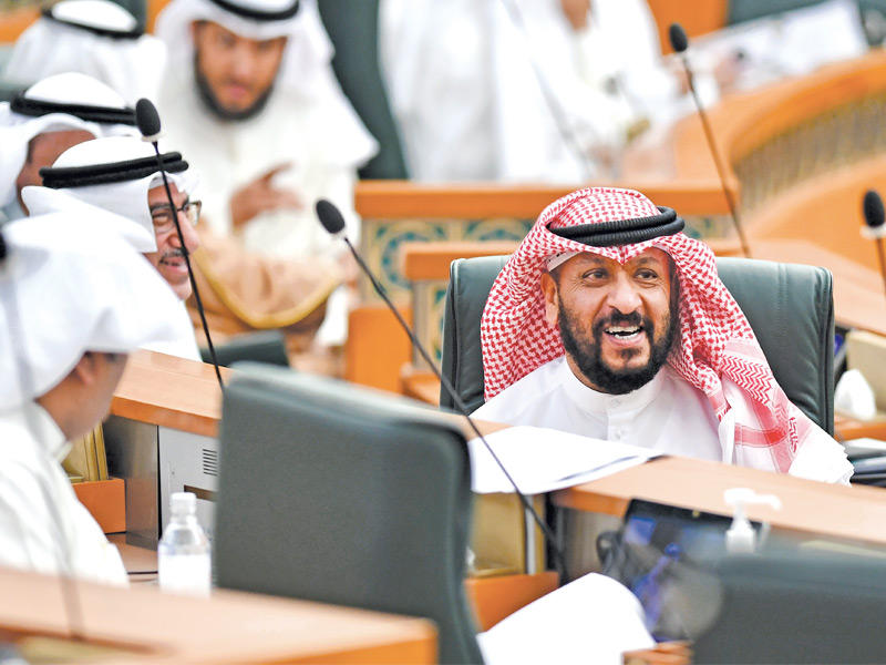 نائب رئيس الوزراء وزير الدفاع الشيخ طلال الخالد بجلسة سابقة